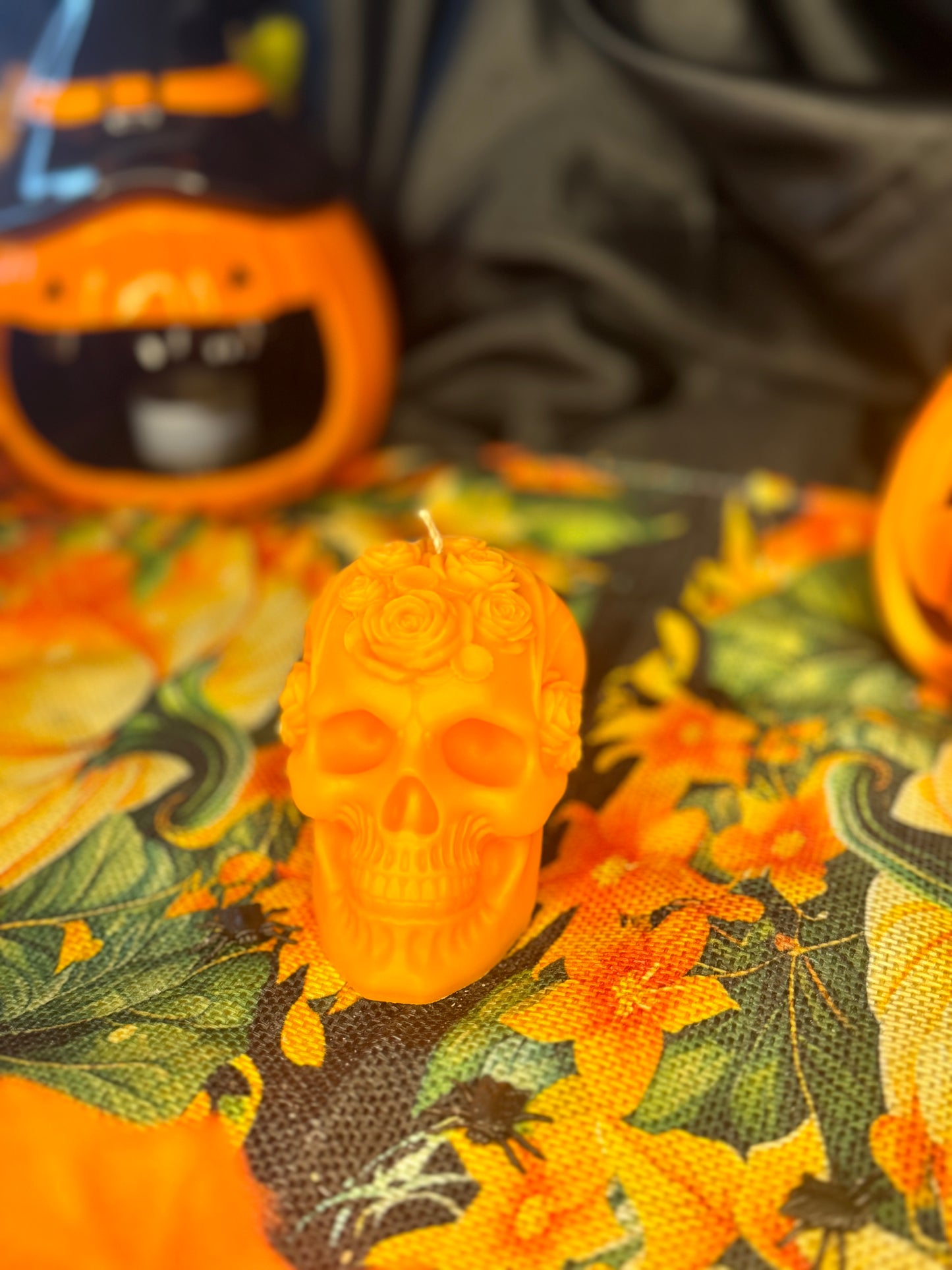 Halloween | Kerze | Totenkopf | Totenkopfschädel mit Blumen