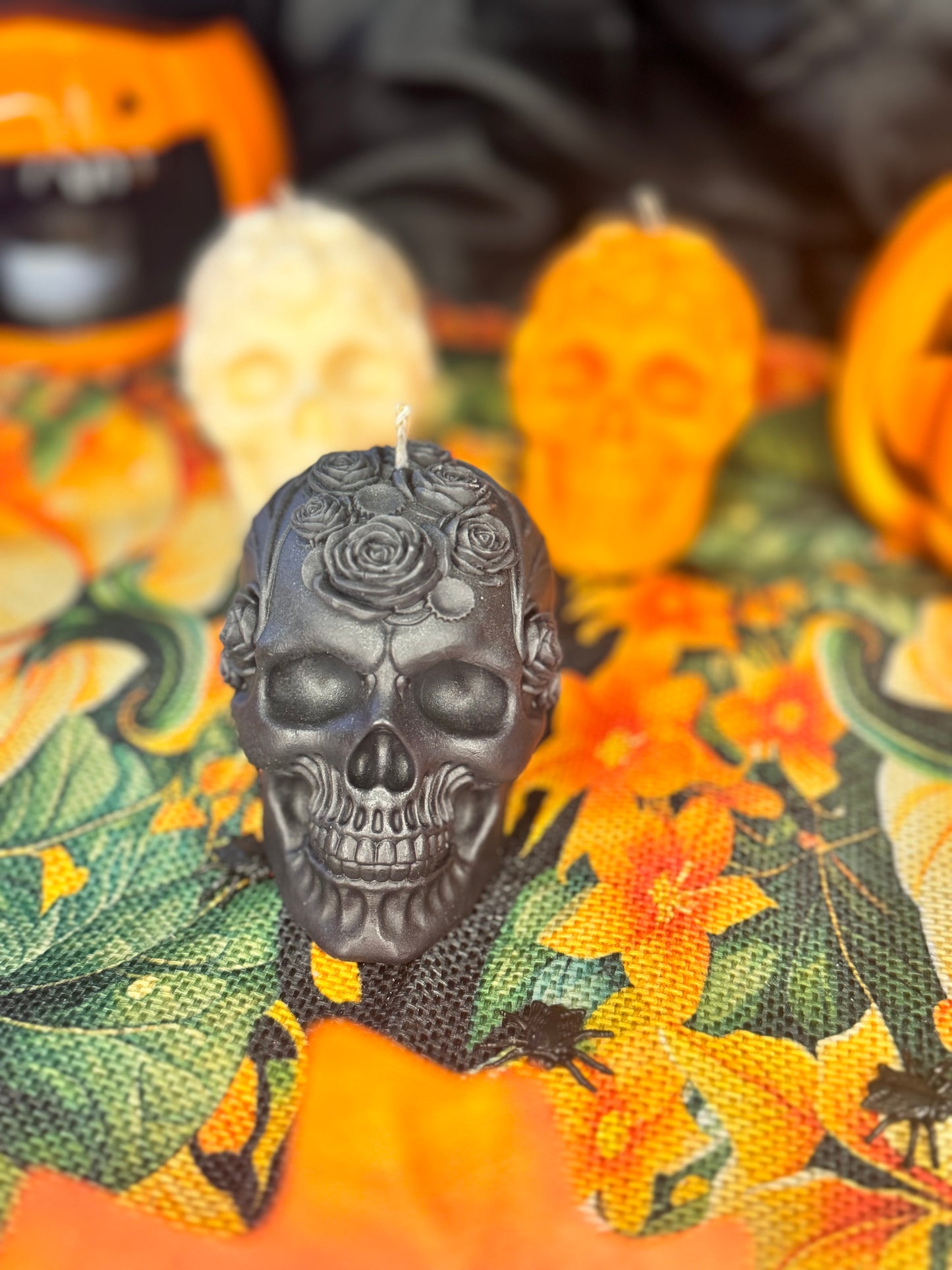 Halloween | Kerze | Totenkopf | Totenkopfschädel mit Blumen