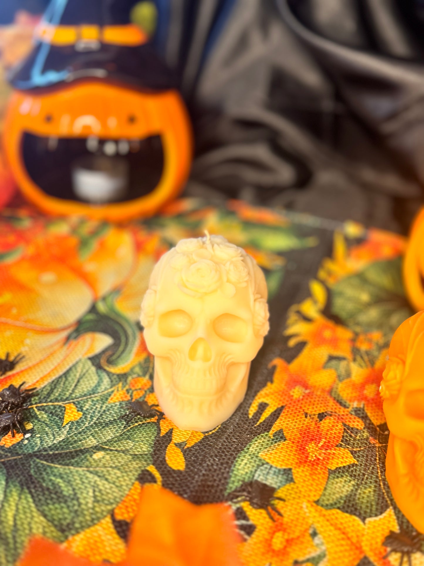 Halloween | Kerze | Totenkopf | Totenkopfschädel mit Blumen